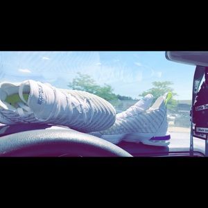 Nike Kids' Grade School LeBron 16 Basketball Shoes